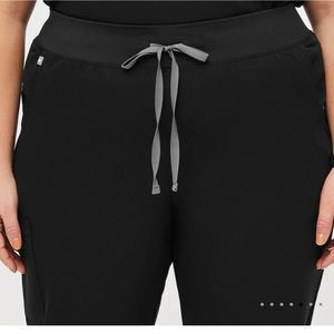 FIGS High waisted Zamora jogger scrub pants in black. XXL Petite NWT.